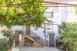 Maison jumelée à Guadix. Casa adosada con patio y cochera