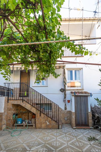 Foto 1a56cc37-f726-41d7-9255-f1993254b387. Casa adossada amb aparcament a Guadix