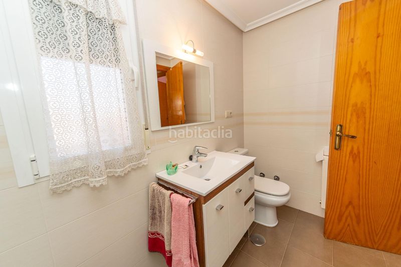 Foto b8e7b5e3-370c-4fa7-a3a1-41b671936b07. Casa adossada amb aparcament a Guadix