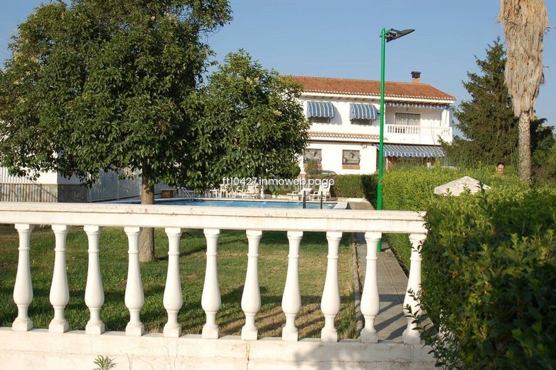 Foto 44455e68-50b4-4401-b0fe-c99741338255. Xalet amb aparcament piscina a Guadix
