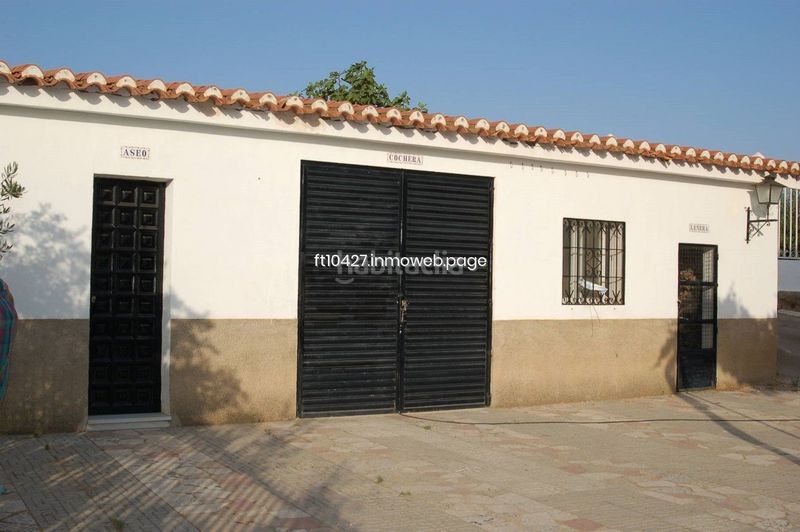 Foto 77176bd3-df7c-48e5-9e7c-9be9750434ae. Xalet amb aparcament piscina a Guadix
