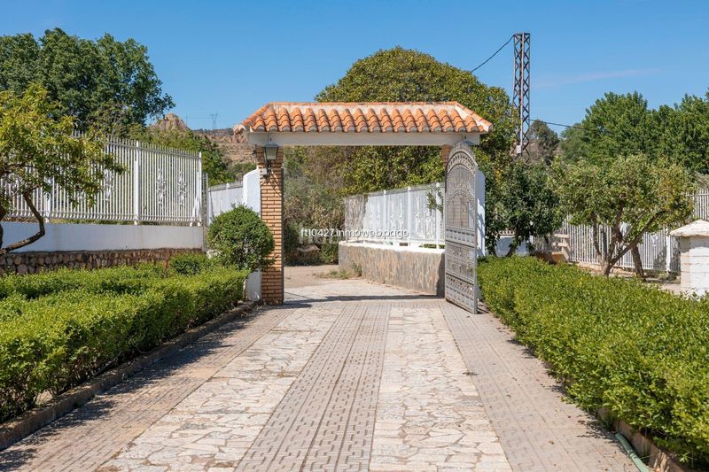 Foto c33a3046-33b1-46c3-b769-143d9fe44e60. Xalet amb aparcament piscina a Guadix