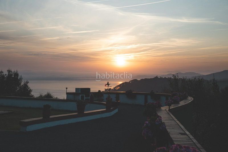 Foto f783cdb3-d9ec-42b7-bd8c-47745d4b39b5. Xalet amb xemeneia aparcament piscina a Mutriku
