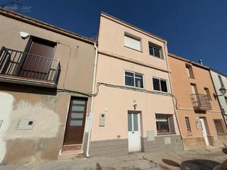 Casa adossada a Vandellòs i l´Hospitalet de l´Infant. Casa de pueblo con dos viviendas independientes en el centro de