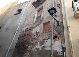 Semi detached house in Poble. Adosado en el centro de la villa
