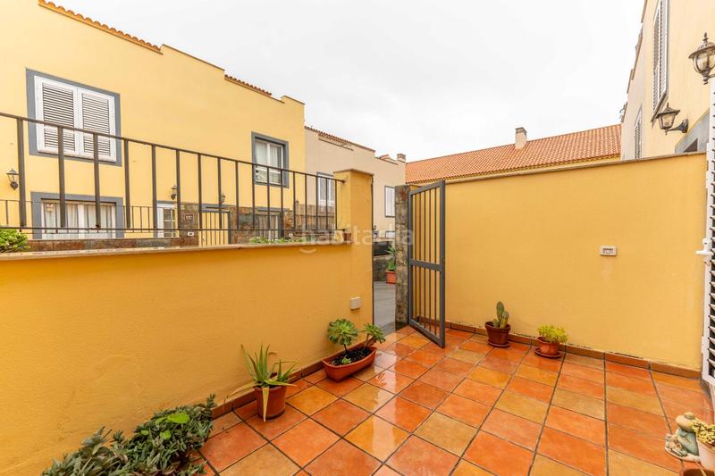 Foto 433dca46-e664-4e37-9a16-0aba198e5b76. Casa adosada en calle alcalde jose hernandez 9 adosado con terrazas, garaje doble y placas solares en el centro en Tegueste