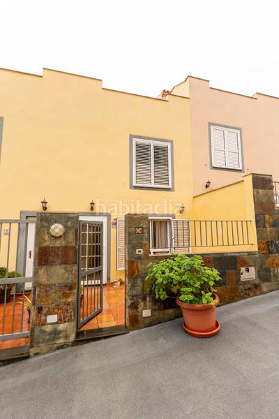 Foto a46a4400-735b-4214-b955-44b667d10690. Casa adosada en calle alcalde jose hernandez 9 adosado con terrazas, garaje doble y placas solares en el centro en Tegueste