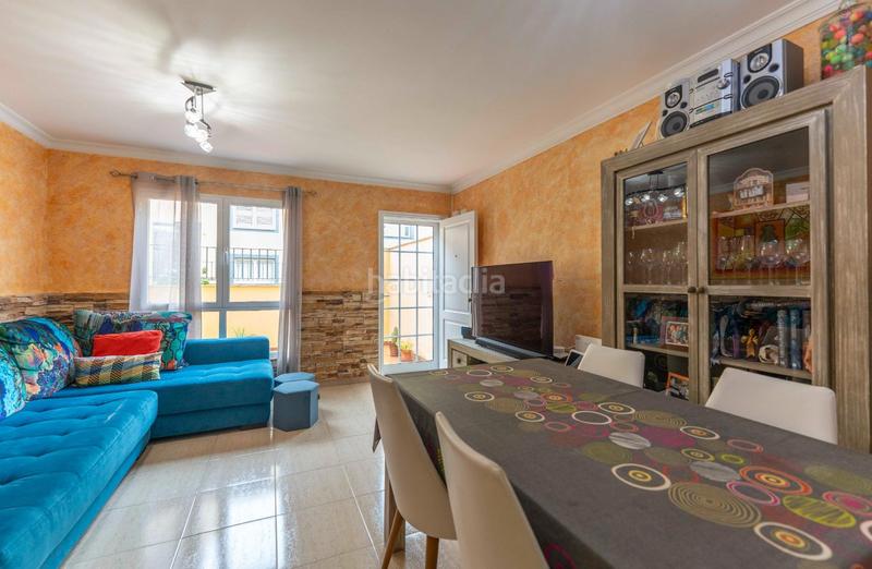 Foto b93745fa-d648-435e-b11e-f18ce828ff63. Casa adosada en calle alcalde jose hernandez 9 adosado con terrazas, garaje doble y placas solares en el centro en Tegueste