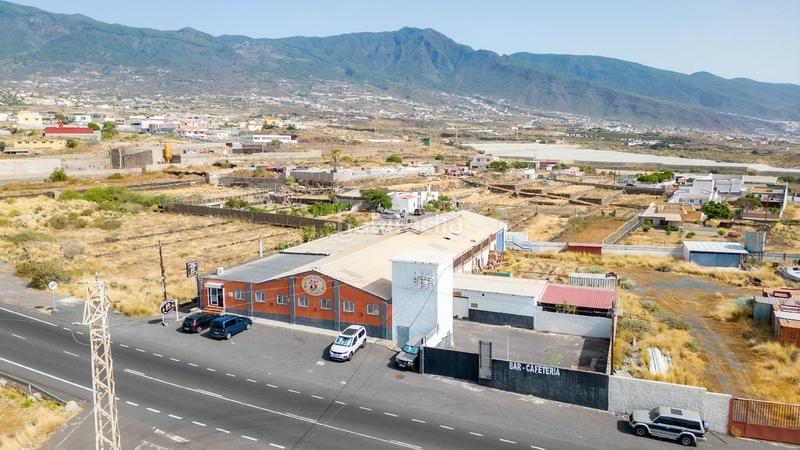 Foto caaaa0e4-1a0d-4380-9587-3f2a097d21fd. Nau industrial a Arafo