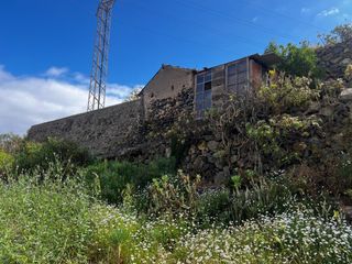 Fondo rustico in Buen Paso - La Mancha. Finca rústica con estanque y cuarto de aperos en icod de los vin