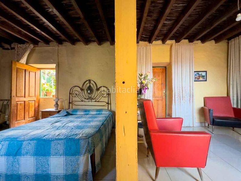 Foto e6ea9f43-df07-41c0-9db3-36140995bda7. Masia amb aparcament a Frontera