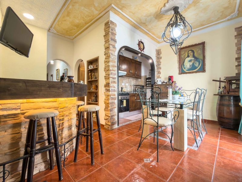 Foto b3e9b5dd-e056-4b87-afd2-056a892073c5. Casa adossada amb aparcament a Arico