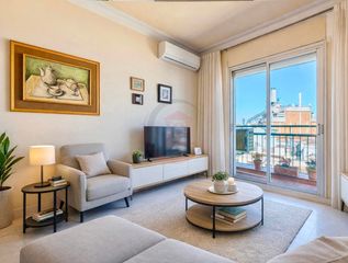 Penthouse  Castillejos. Ático con terraza y balcón en eixample  sagrada familia