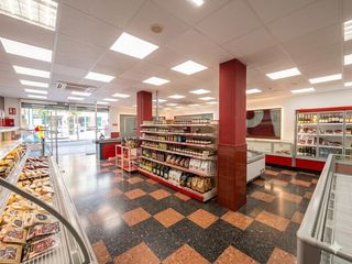 Lloguer Local Comercial  Alcudia. Esquinero supermercado con gran escaparate listo para empezar co