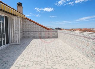 Casa adossada  De levant. Chalet amplio con  patio y terraza orientación sur en una de las