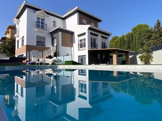 Chalet in Urbanizaciones. Chalet semi nuevo con piscina, aerotermia y energía solar fotovo