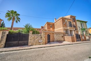 Chalet  Calle laguna de las yeguas. Tu casa independiente en granada junto al paseo de la bomba