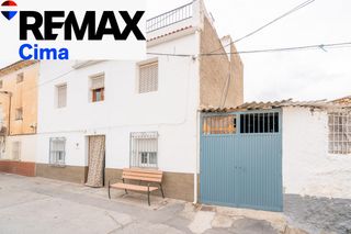 Maison  Jarea. Casa con patio, almacén y planta baja completa en zújar