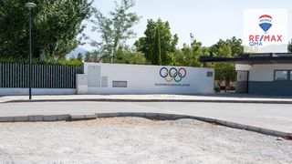 Terreno residenziale  Calle bulevar dama de baza. Parcela frente piscina municipal , baza