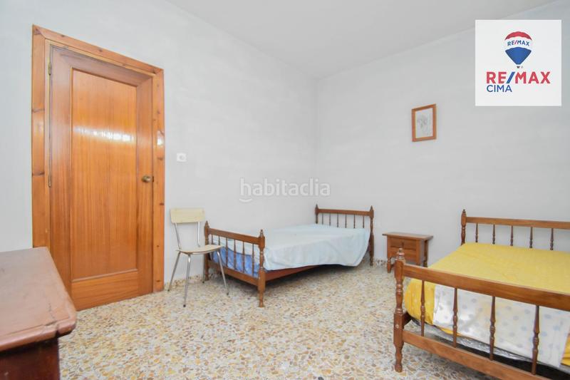 Foto 857184fc-cea1-4cec-b3e6-55e5c66d583a. Chalet en calle lavadero 12 gran casa con terreno en Cúllar Vega