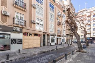 Aparcament cotxe a Calle calle martín bohórquez 23. Plaza de garaje junto alhamar