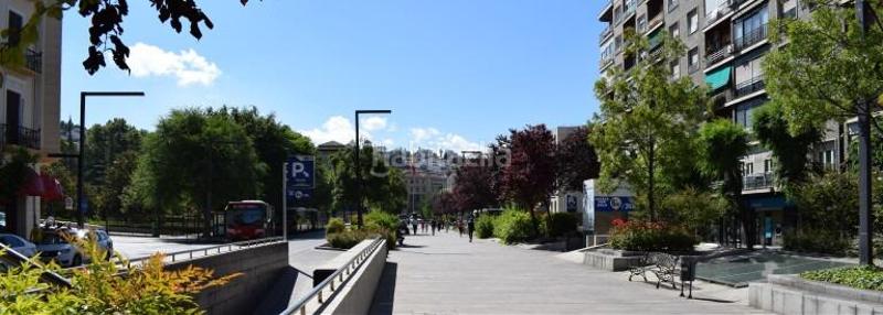 Foto aba712e9-1c6a-4764-91de-14f0ddb56608. Piso  de alto standing en avenida constitucion en Granada