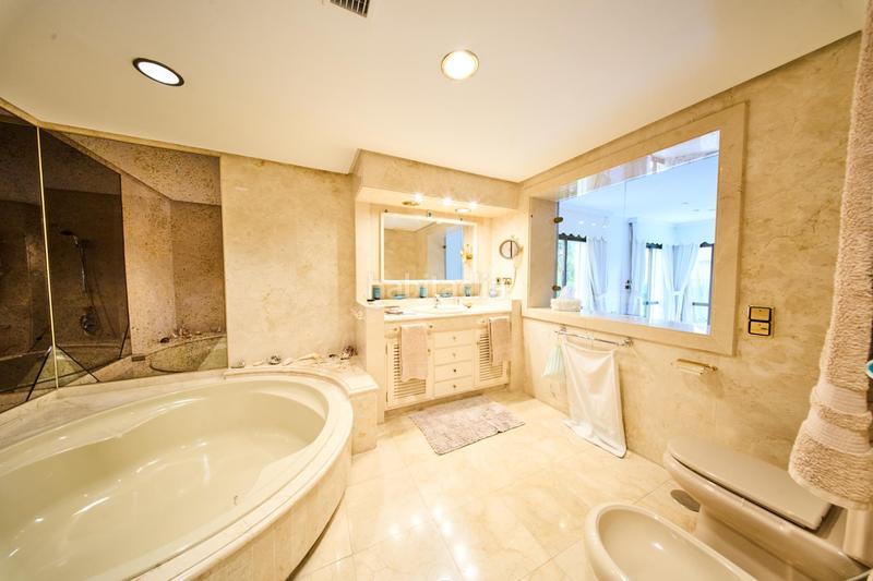 Foto f8a23db7-91a9-4dae-91e4-372171ab3d37. Xalet amb calefacció aparcament piscina a Los Monteros Marbella