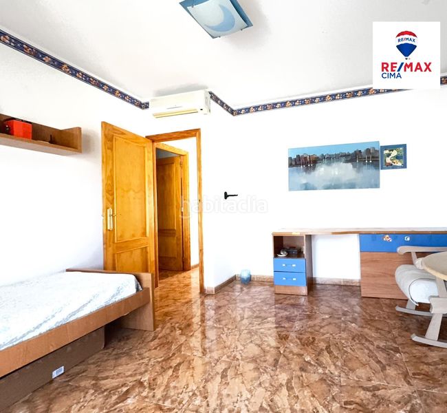 Foto c22edadb-280d-4bab-a96a-c36265f69437. Casa adossada amb aparcament a Zújar