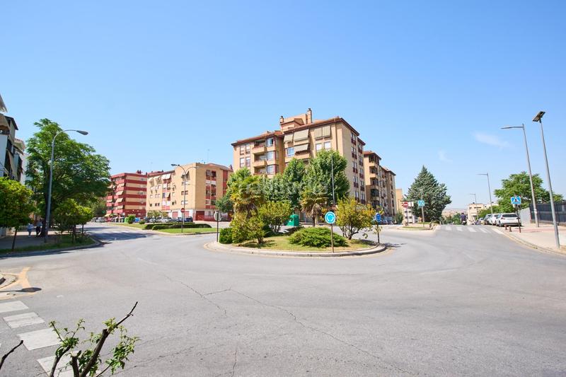 Foto df1d8f40-a6ef-4e6c-af43-50be468d5e9c. Piso en pianista pepita bustamant 10 fantástico piso reformado junto a bola de oro!! en Granada