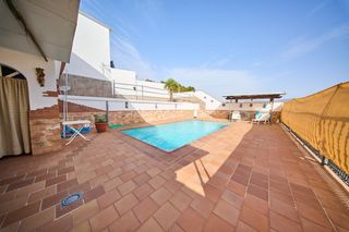 Xalet  Calle san isidro. Casa familiar de 380 m2 con piscina, zona de ocio independiente