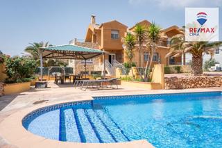 Xalet en Alta 12. Chalet con piscina, gran terraza y vistas increbles en cortes d