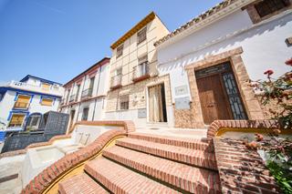 Casa a Calle de santa ana de illora 3. Oportunidad en el centro de íllora! casa de 3 plantas con patio