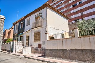 Towny house in Crta. De la Sierra. Chalet pareado con parcela en zona tranquila de carretera de la