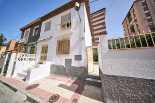 Doppelhaus in Crta. De la Sierra. Chalet pareado con parcela en zona tranquila de carretera de la