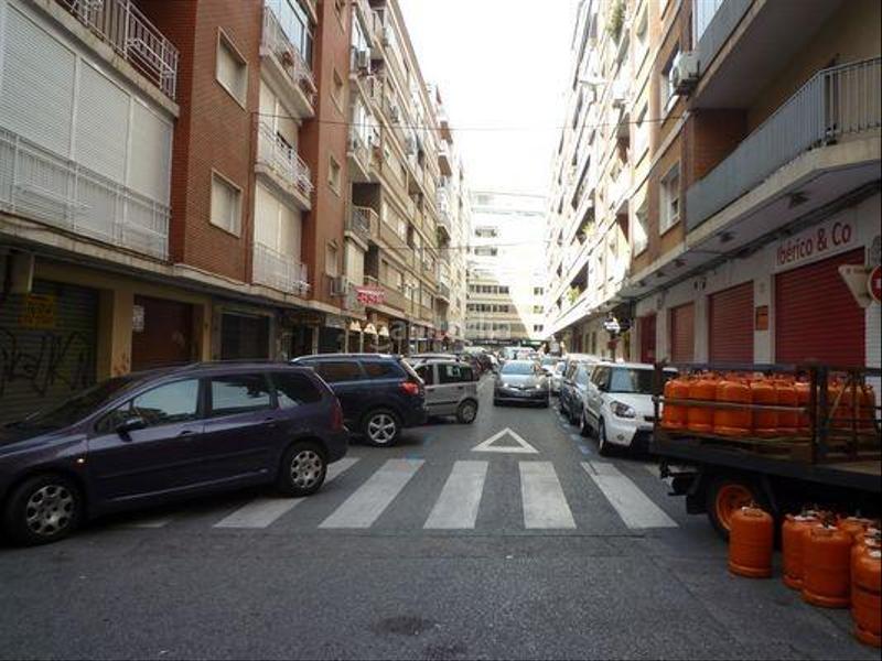 Foto 7d11bd76-3aa2-480e-9616-e88fd413fdb1. Alquiler local comercial en calle calle del cristo de medinaceli local en esquina junto recogidas en Granada