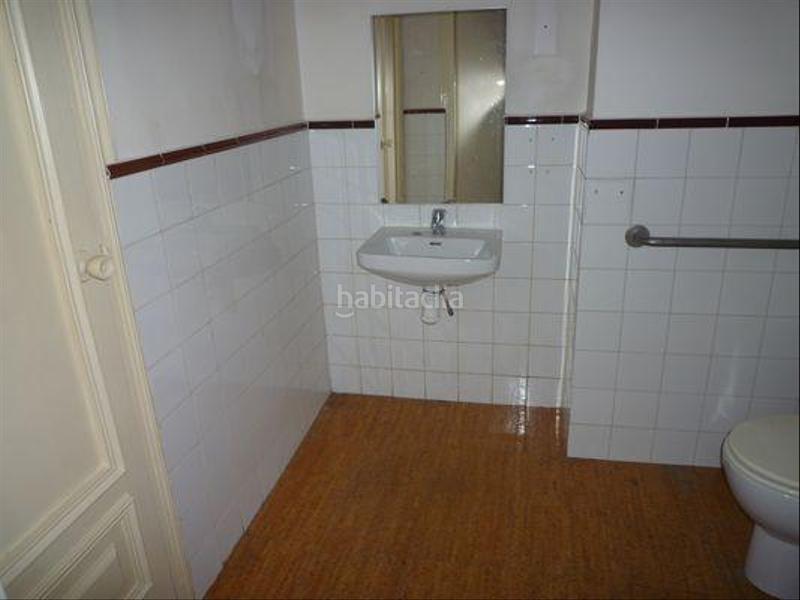 Foto c0dee5b9-cbf7-4143-8ef3-2f9b4a990498. Alquiler local comercial en calle calle del cristo de medinaceli local en esquina junto recogidas en Granada