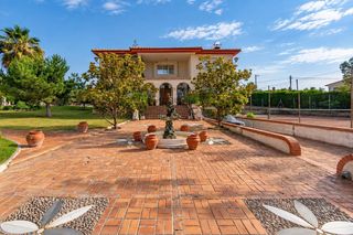 Chalet in Calle urbanización los alijares  40. Chalet exclusivo en otura urbanizacion los alijares con parcela