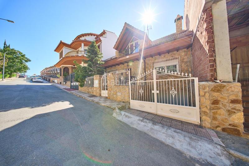 Foto d2474bab-fe99-48d5-94b6-082314087e23. Casa adosada un hogar que invita a vivir y crear recuerdos en Íllora