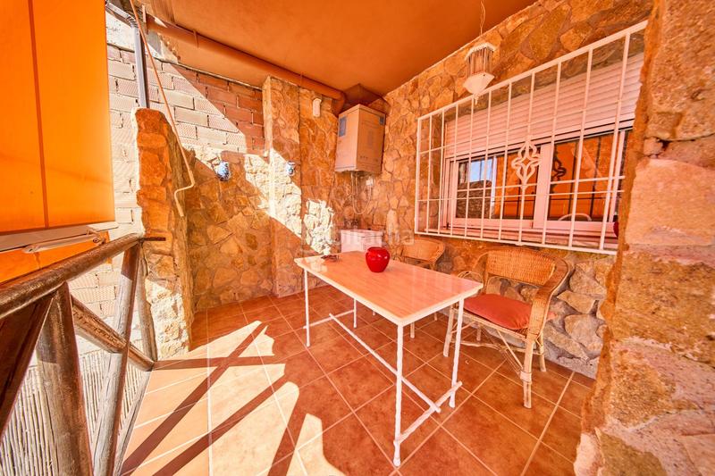 Foto de2ba90f-3e3d-49a7-9ed6-340f60c0b735. Casa adosada un hogar que invita a vivir y crear recuerdos en Íllora