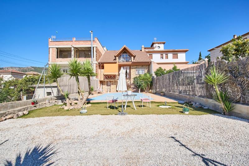 Foto e49daf6a-d71c-4639-a95a-57afe743fff0. Casa adosada un hogar que invita a vivir y crear recuerdos en Íllora