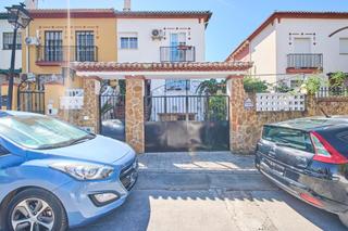 Reihenhaus  Calle de los jazmines 19. Casa adosada con jardín y piscina privada en jun, junto a granad