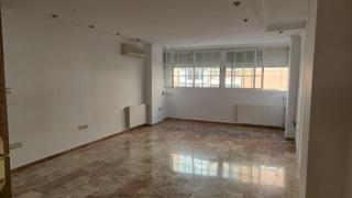 Rent Flat  Calle sancho panza. Piso de 4 dormitorios en calle sancho panza, cervantes  camino b