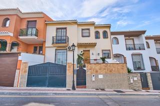 Casa adosada en Cruz de san anton 38. Tu nueva vida comienza aqu, en la zubia
