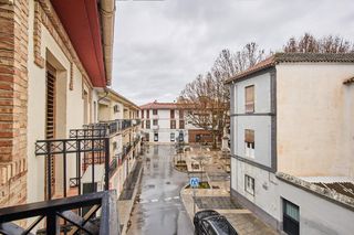 Casa adossada en Calle del carmen 6. Magnifica vivienda con cochera y local en santa f�