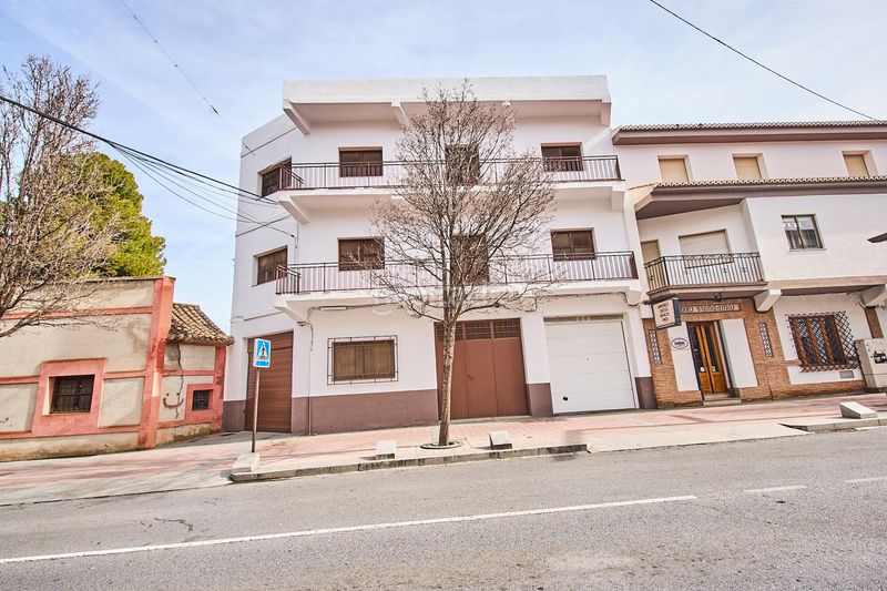 Foto e8dcf8de-6dd0-44c0-bc9f-614d759114d5. Edifici a Baza