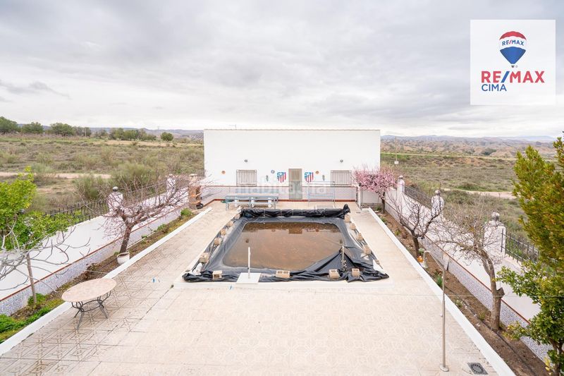 Foto 29b13eb8-2e42-4485-9bc6-6d3f87236ea5. Xalet amb aparcament a Guadix