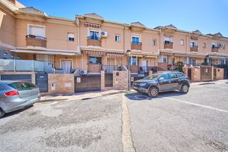 Casa adossada  Vega. Acogedora casa con gran garaje y patio en la zubia