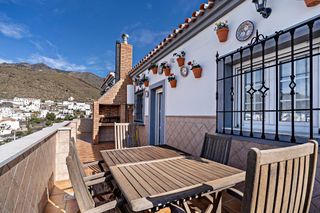 Attico in Calle castillo 5. Espectacular ático con dos dormitorios, un baño y amueblado en v