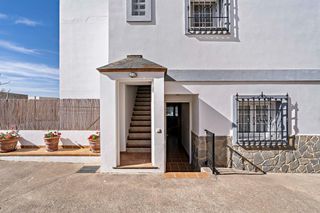 Etagenwohnung in Calle castillo 5. Espectacular piso con tres dormitorios, baño, aseo y amueblado a