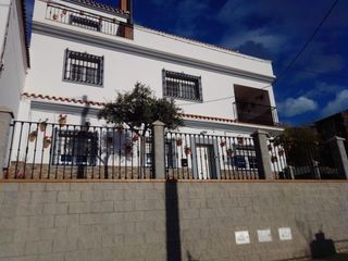 Appartamento in Calle castillo 5. Espectacular piso con tres dormitorios, baño, aseo y amueblado e